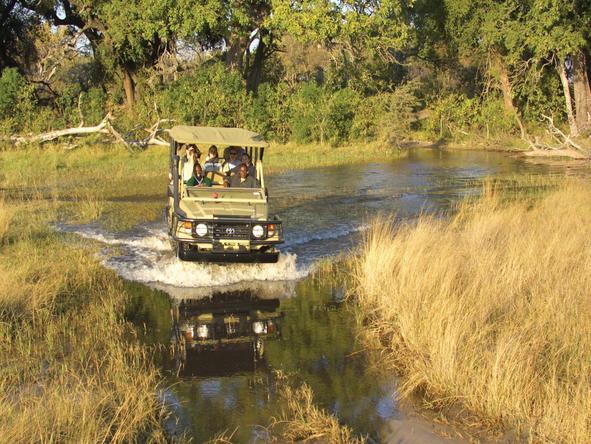 Pom Pom Camp - game drive through river